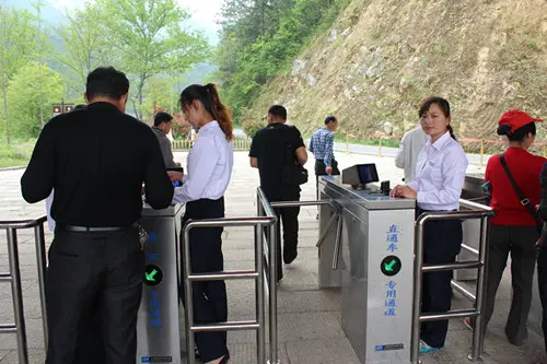 那么景區(qū)通道閘如何選擇？景區(qū)通道閘選擇要注意哪些問題？